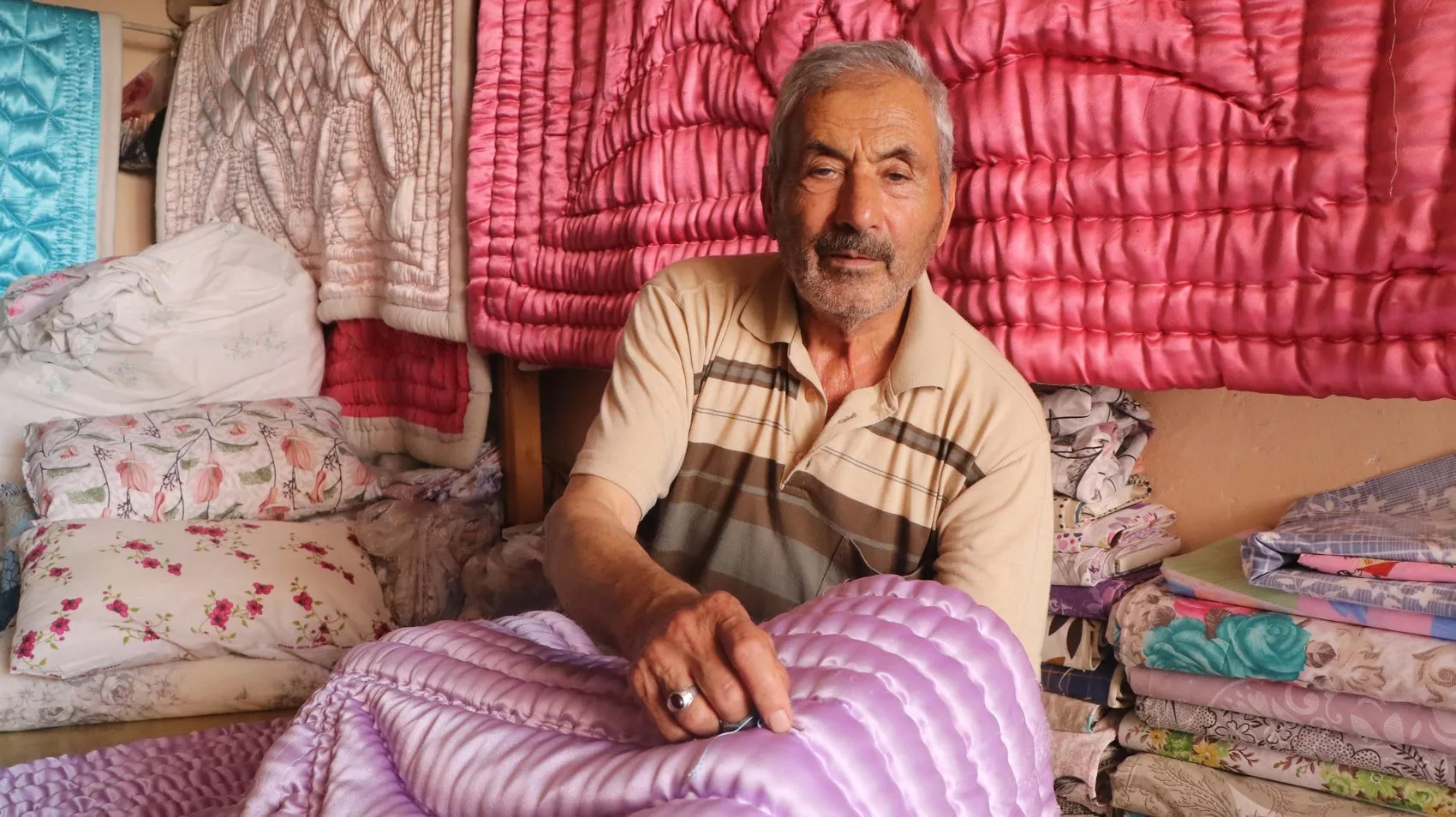 Burdur’un son yorgancısı çırak bulamadığı için tek başına direniyor