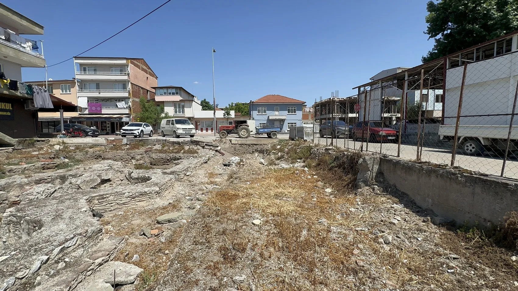 İznik’teki Roma hamamı çöplüğe döndü