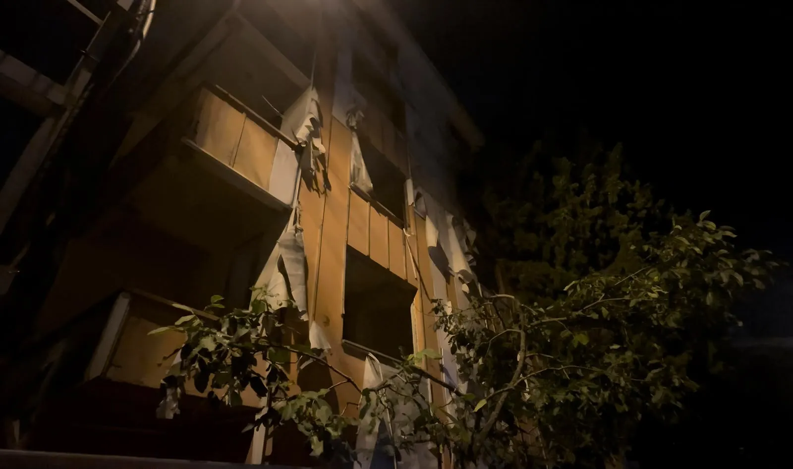 Kartal’da boşaltılan binadan gece yarısı beton parçaları döküldü