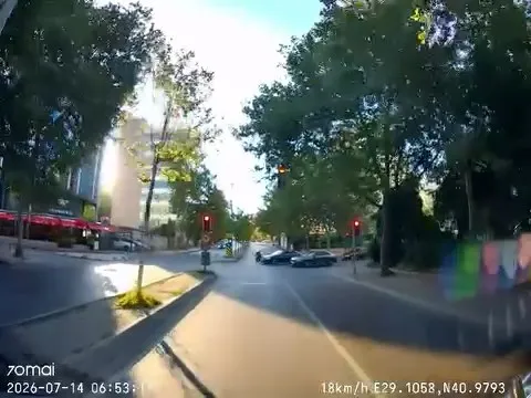 Ataşehir'de kırmızı ışıkta geçen motosikletli kaza yaptı