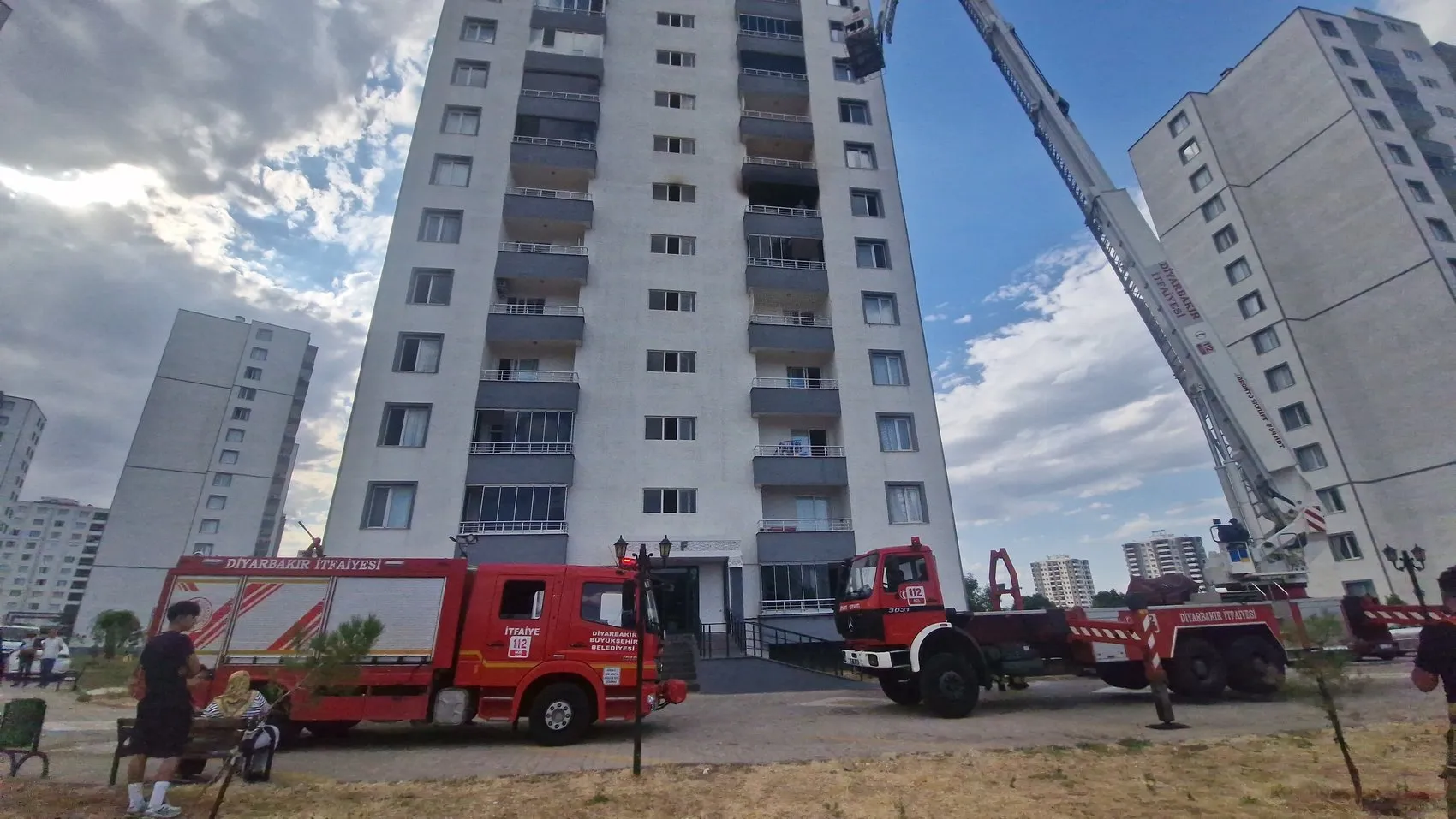 Diyarbakırda bir apartmanda yangın paniği