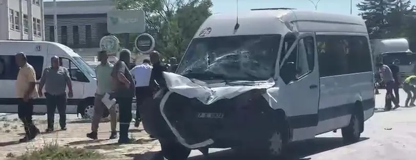 Gaziantep'te işçi servisi kamyona çarptı