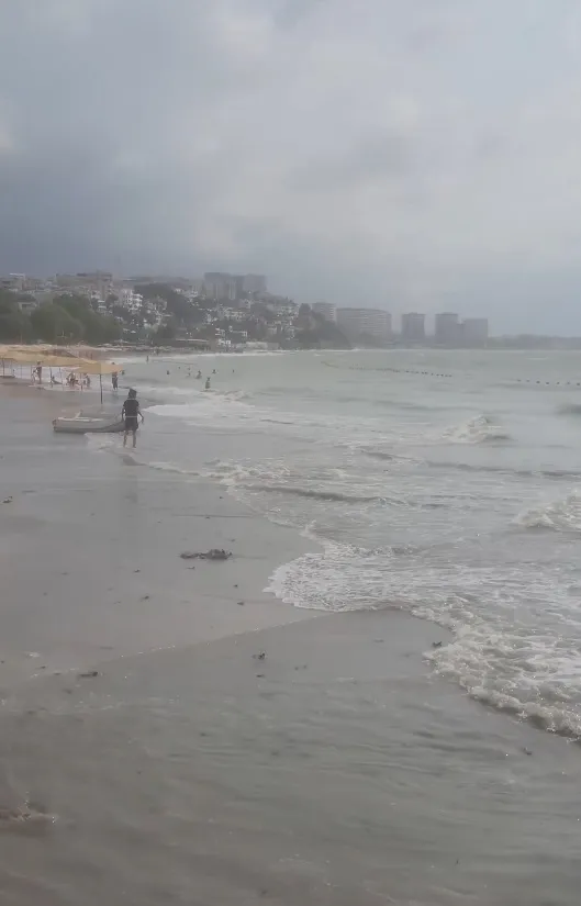 Adana'da hortum paniğine rağmen denize girdiler