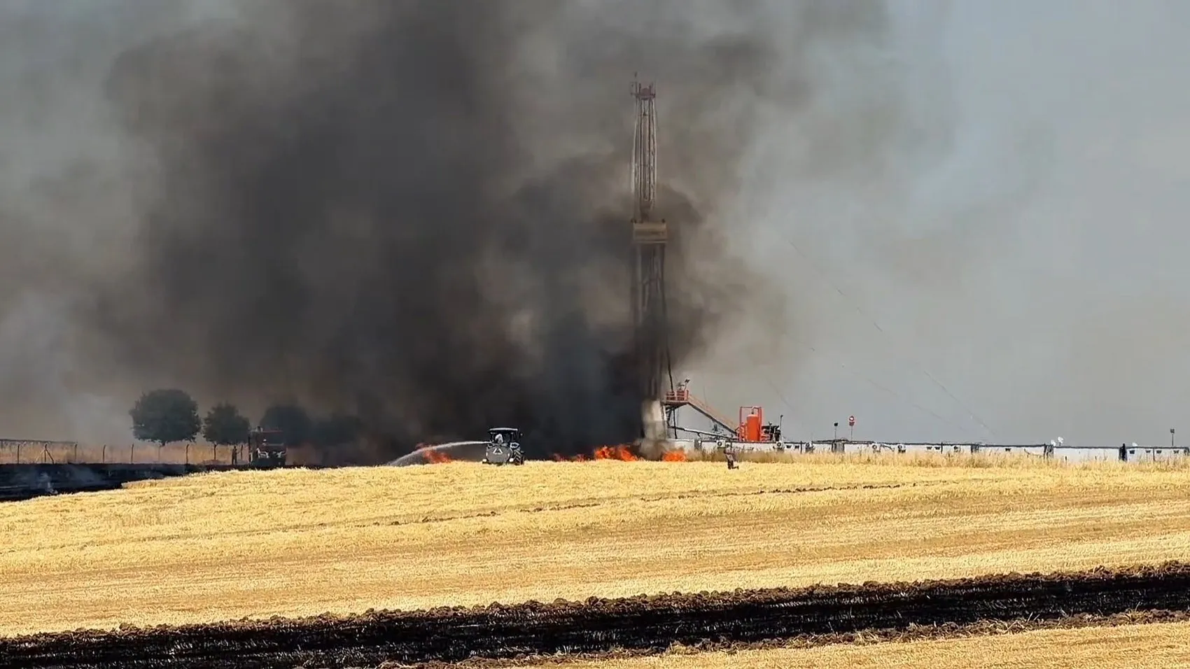 Diyarbakır'da petrol sahasına ramak kala söndürülen yangın