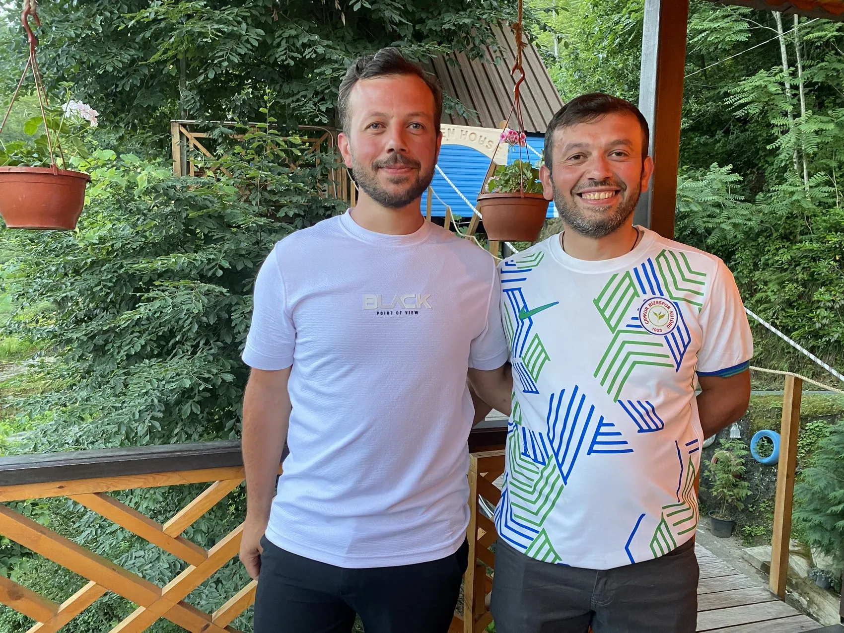 Rize’de iki kardeşin ağaç evine ulaşımı asma köprüyle sağladılar