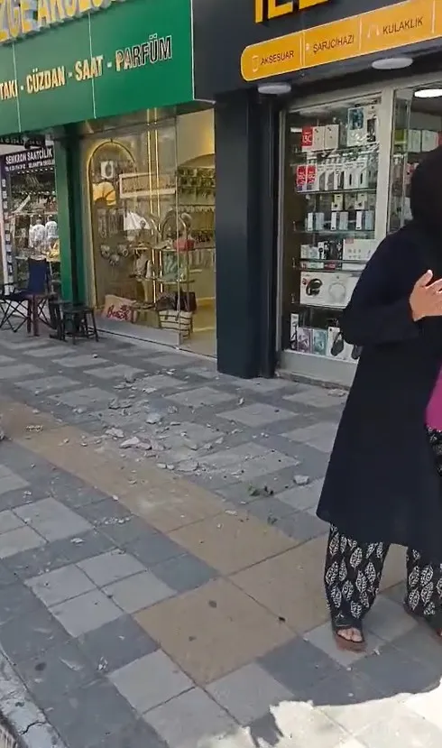 Bursa'da kaldırımda yürürken üzerine beton parçası düştü