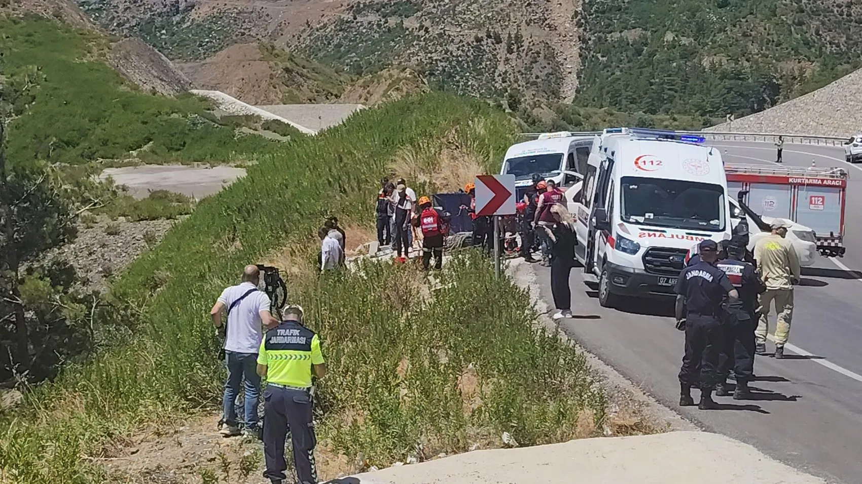 Antalya yolunda feci kaza Bir aile uçuruma yuvarlandı