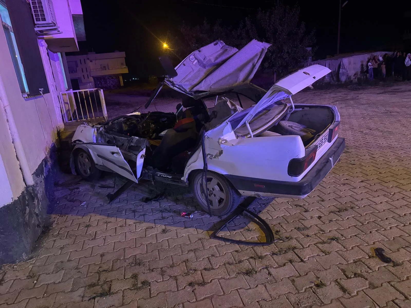 Mardin'de otomobil traktörle çarpıştı ve eve girdi