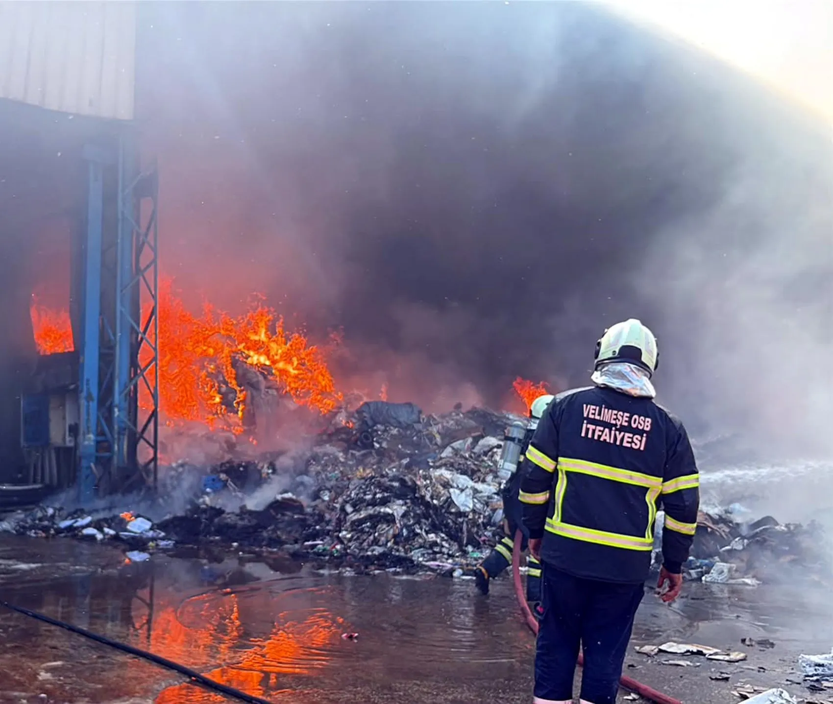 Tekirdağ Ergene’de geri dönüşüm tesisi alevlere teslim oldu