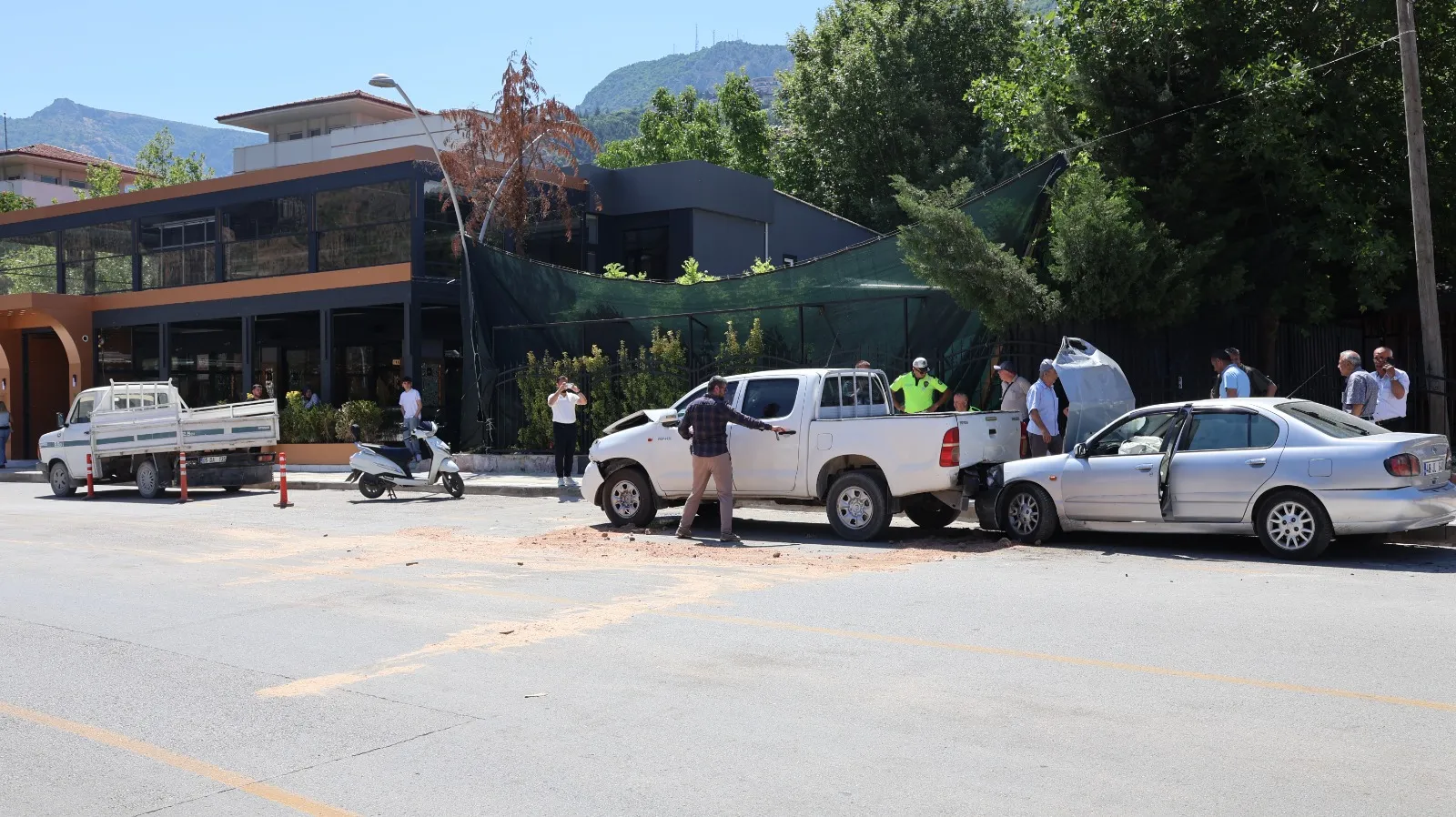 Amasya'da hastaneye giderken park halindeki araçlara çarptı
