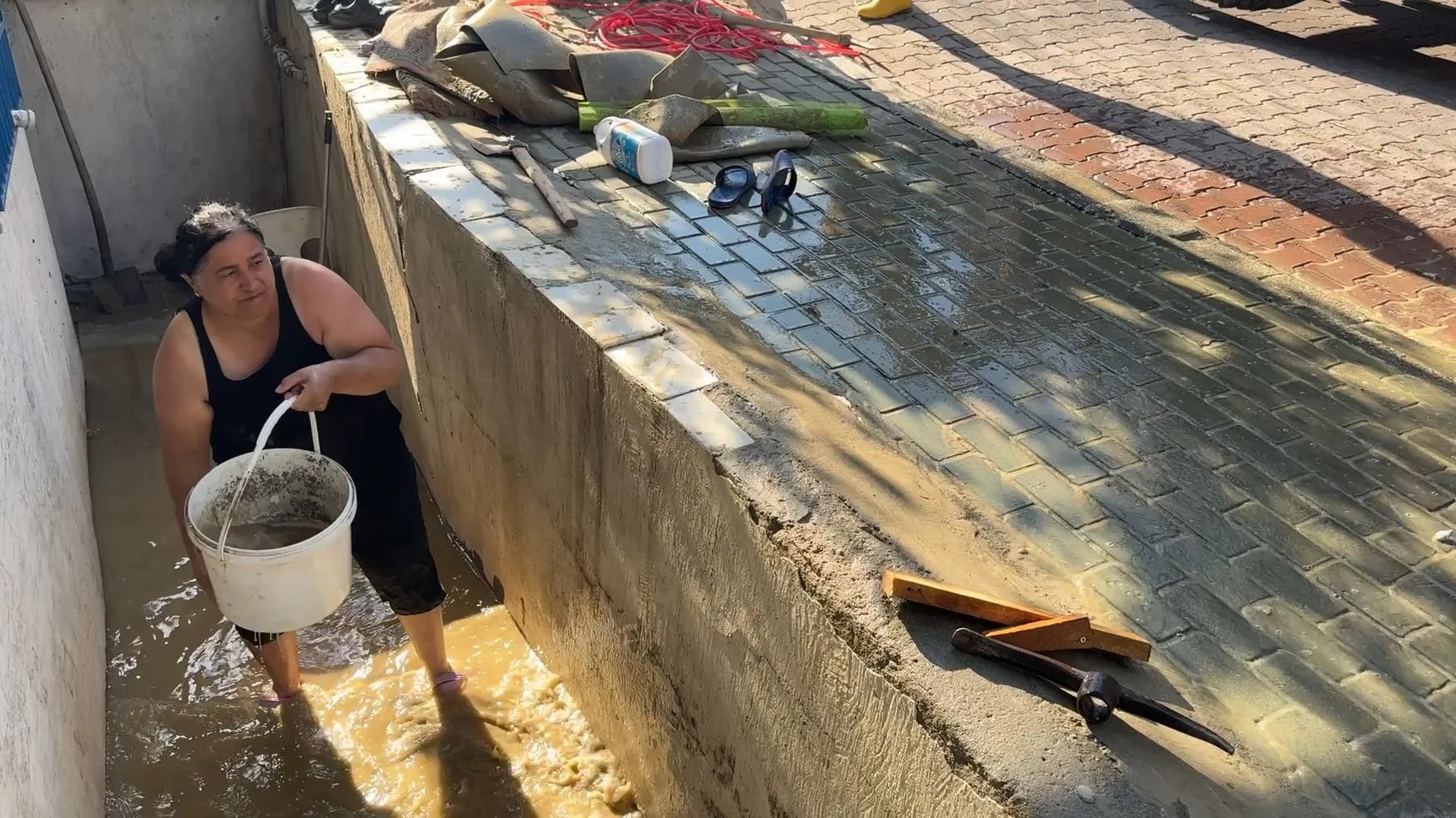 Avcılar'da patlayan su vanası evi havuzuna çevirdi