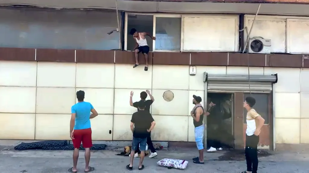 Kepez’deki depolarda çıkan yangın mahalleliyi sokağa döktü