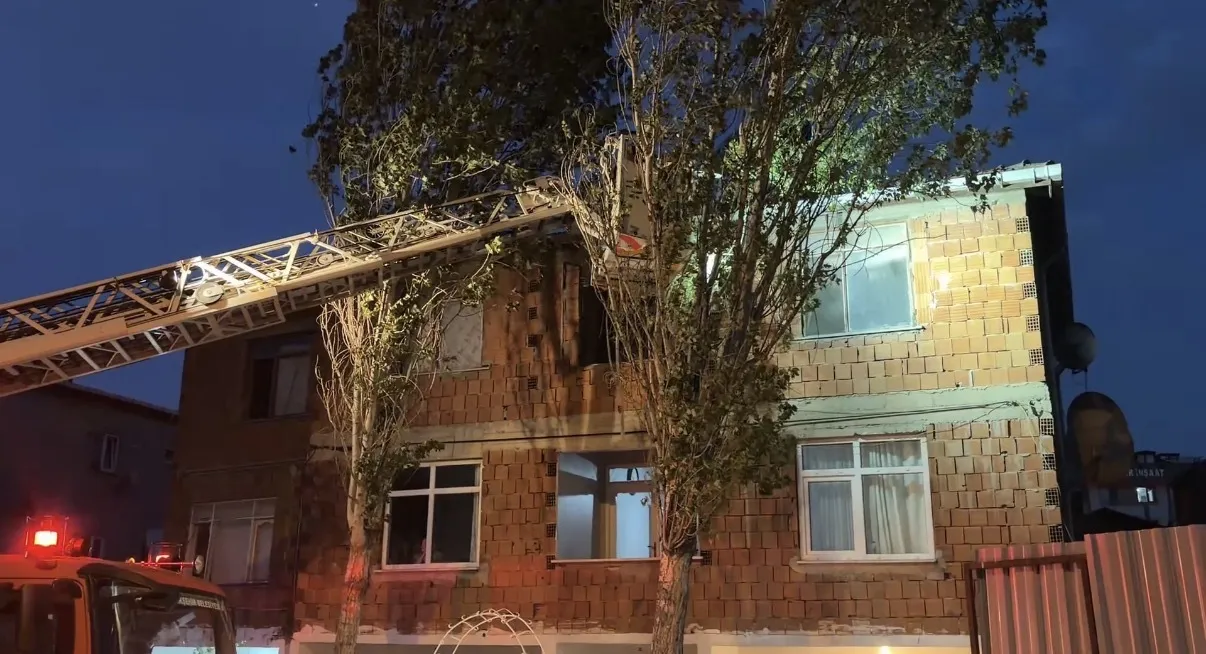 Maltepe’de fırtına ağacı binaya devirdi