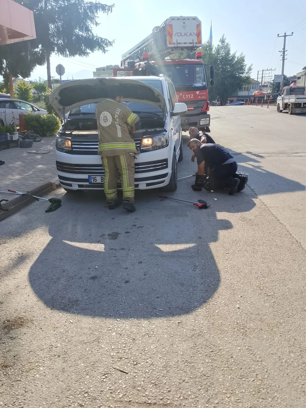 İnegöl'de minibüsün motoruna saklanan yılan paniğe yol açtı