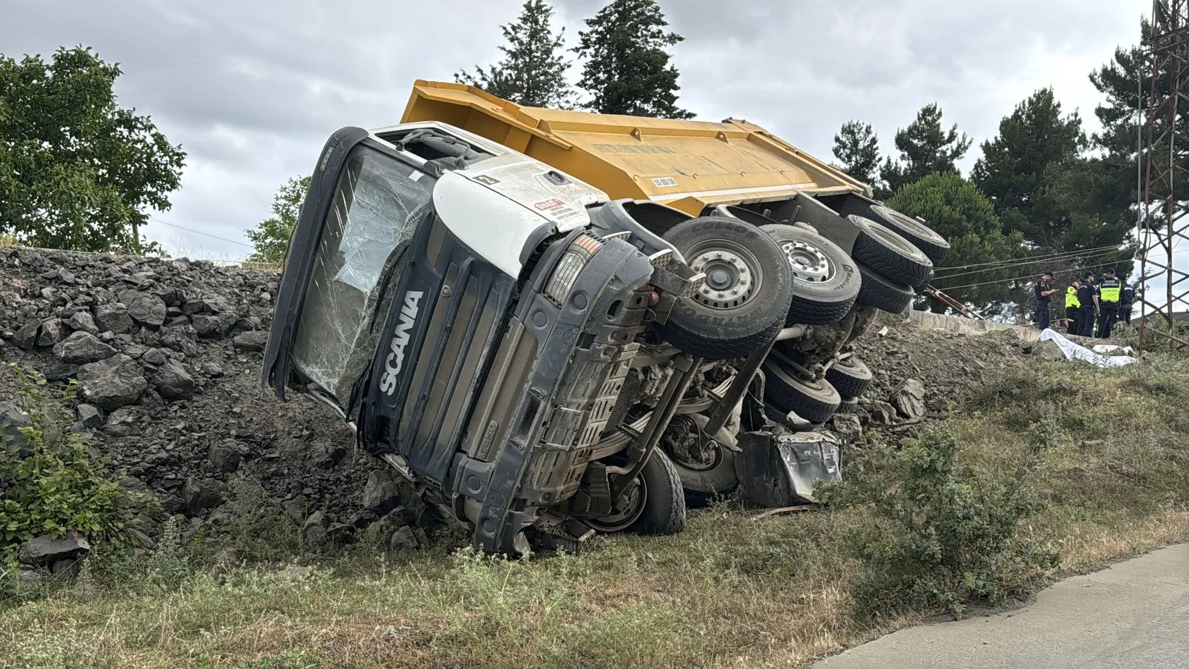 Samsun'da hafriyat kamyonu yokuş aşağı devrildi 1 ölü