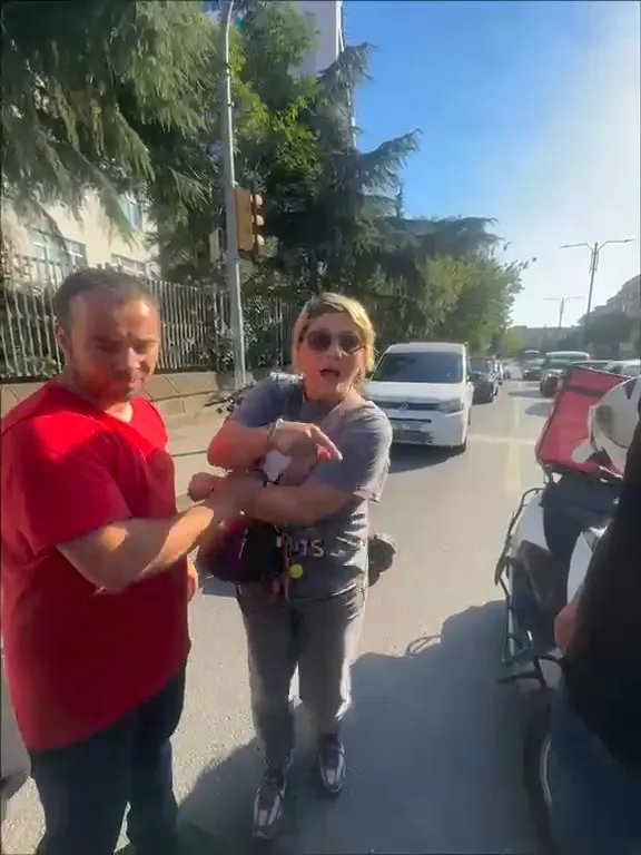 Üsküdar trafiğinde skuterli çift ile motosikletlinin yumruklu kavgası
