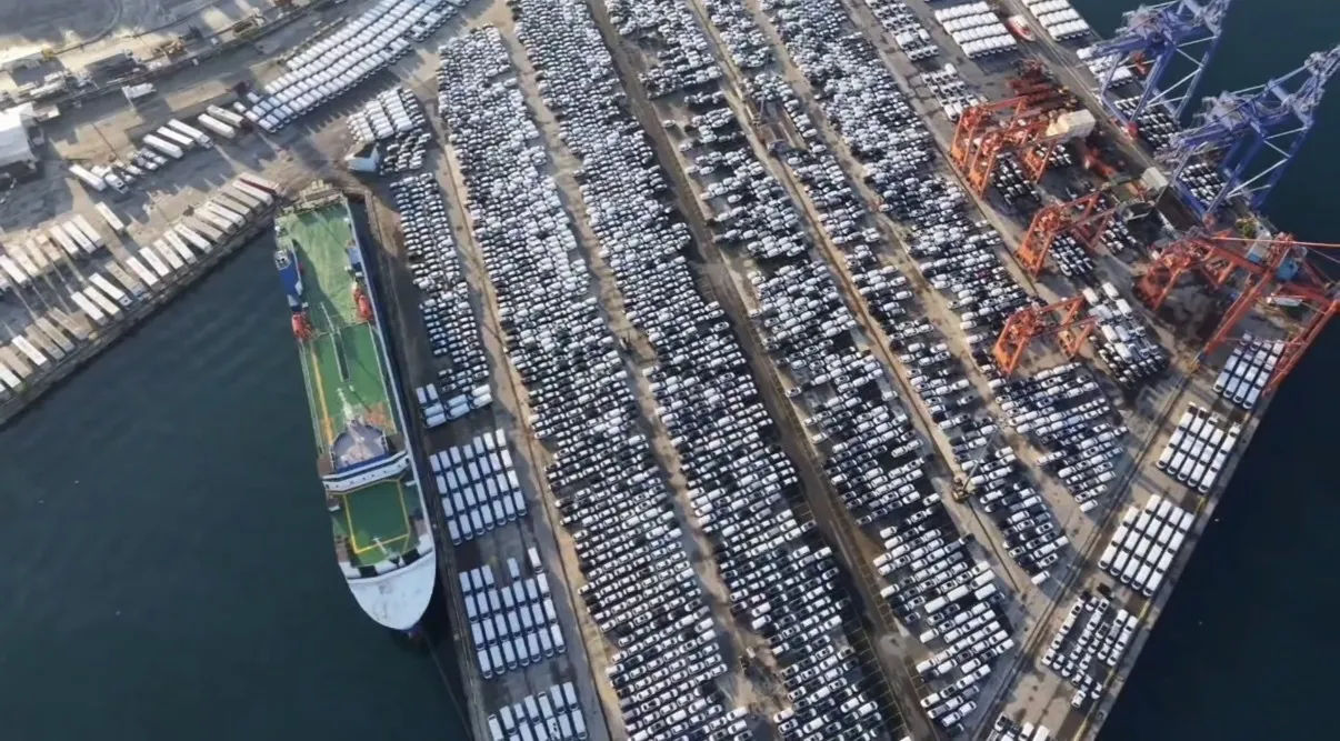Haydarpaşa Limanı'nda binlerce sıfır araç bekliyor