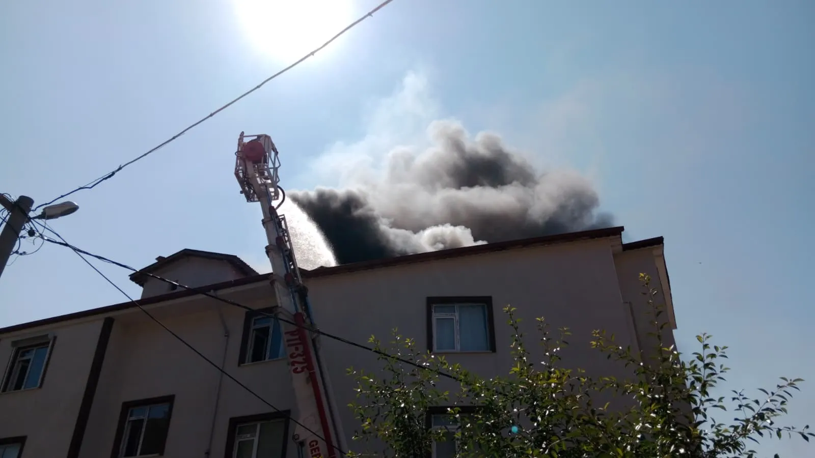 Gerede'de apartman çatısını yangın sardı