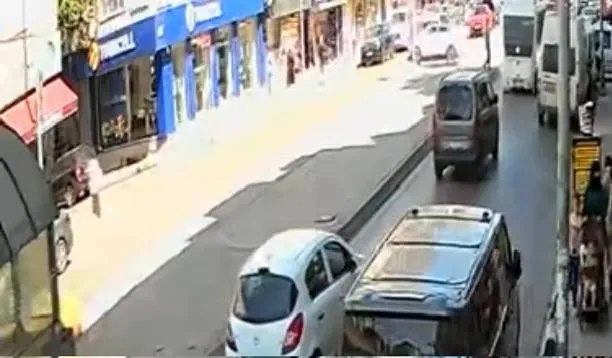 Gaziosmanpaşa’da kontrolden çıkan cip dükkana daldı