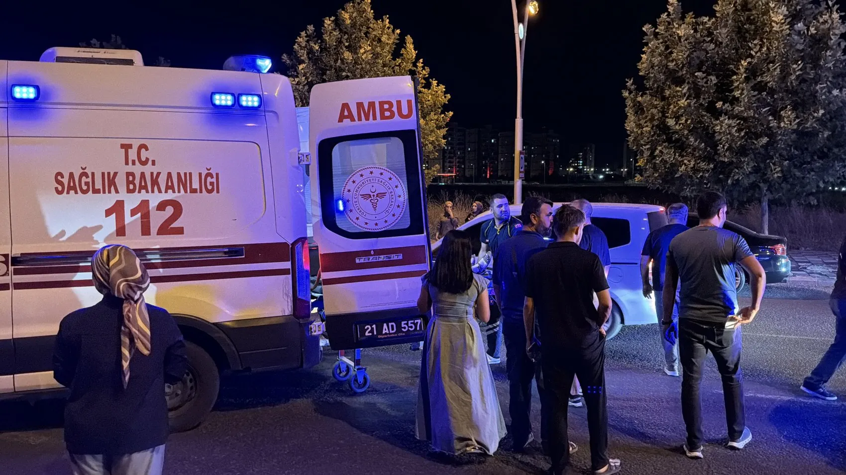 Diyarbakır'da gece vakti bisikletli kadına taksi çarptı