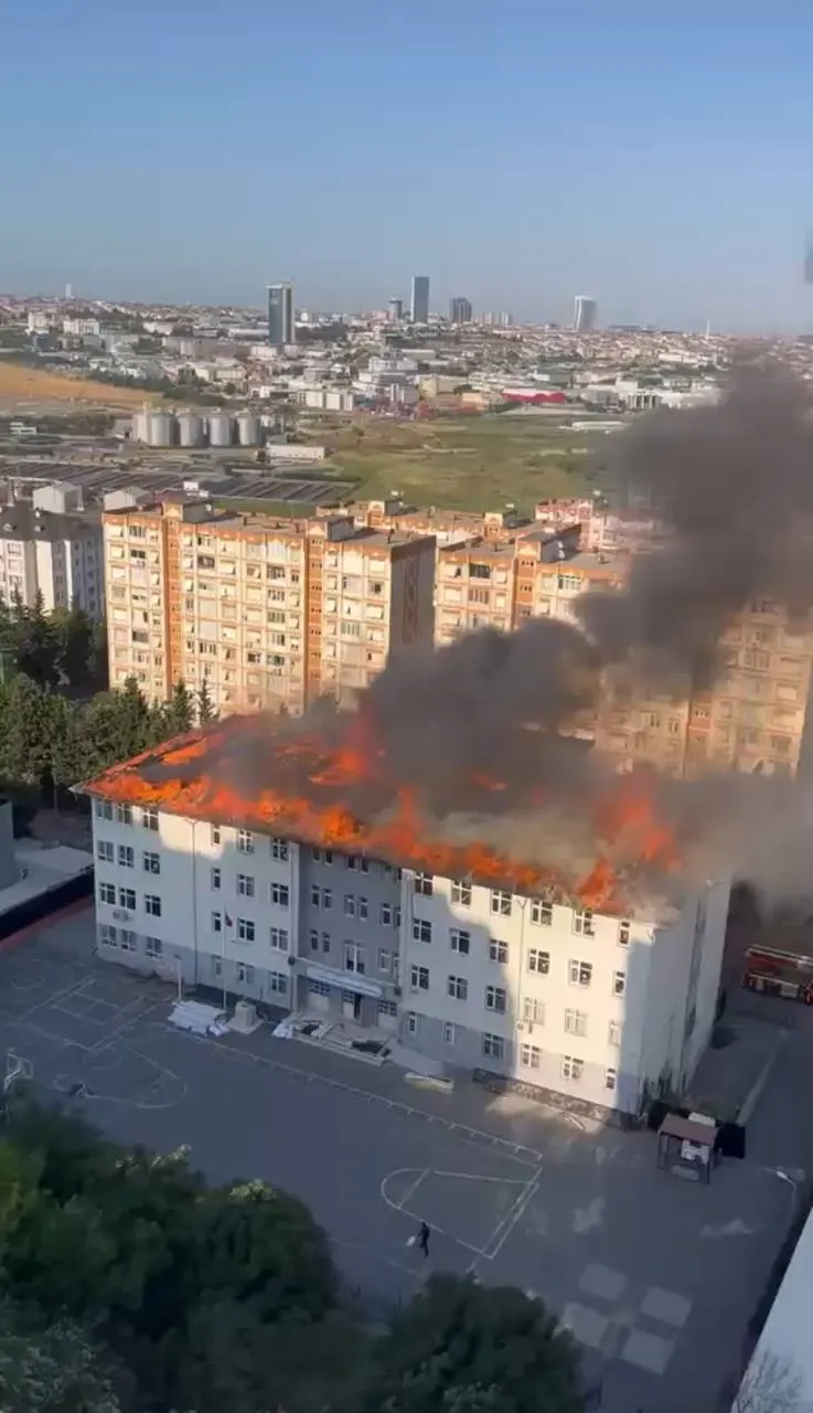 Beylikdüzü'nde okul çatısında korkutan yangın
