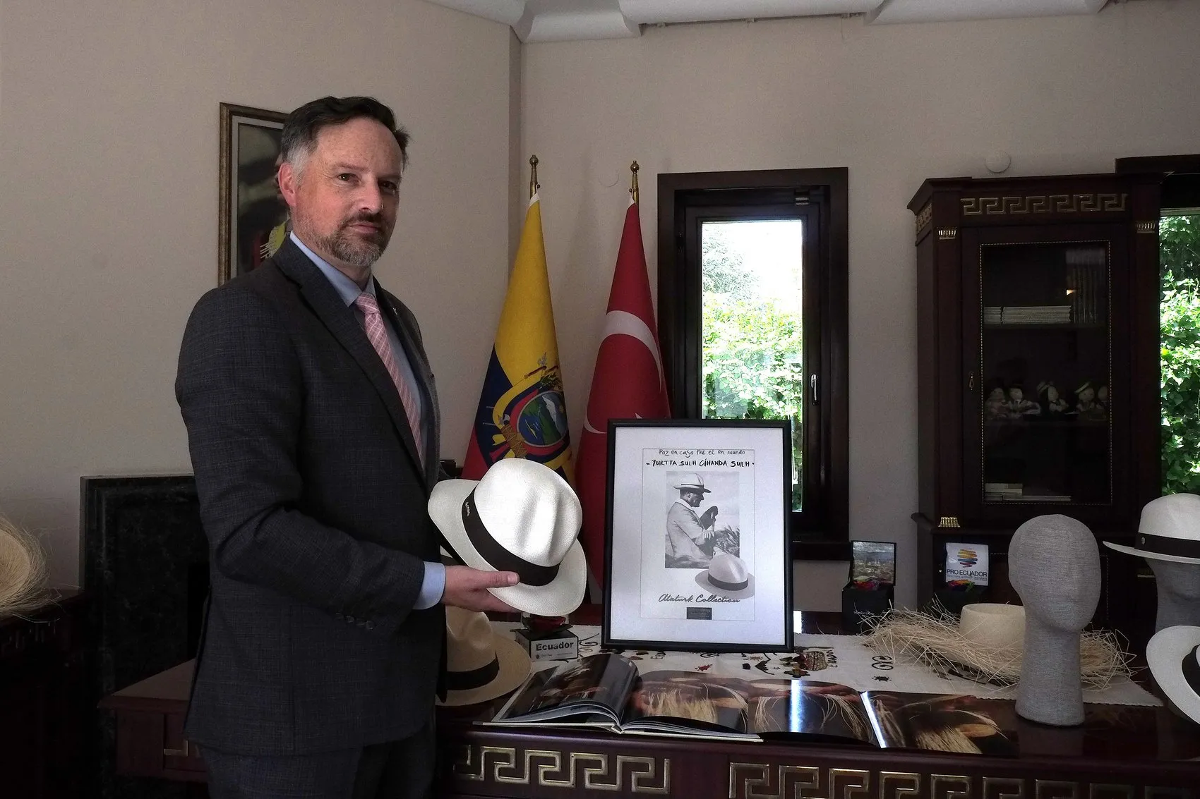 Ekvador Büyükelçisi’nden Atatürk’e Şapka Selamı