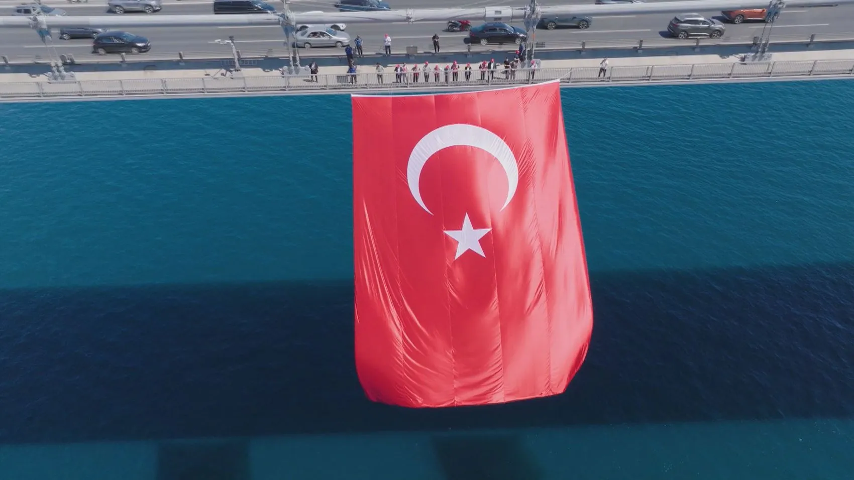 İstanbul’un üç köprüsü 15 Temmuz için Türk bayraklarıyla donatıldı