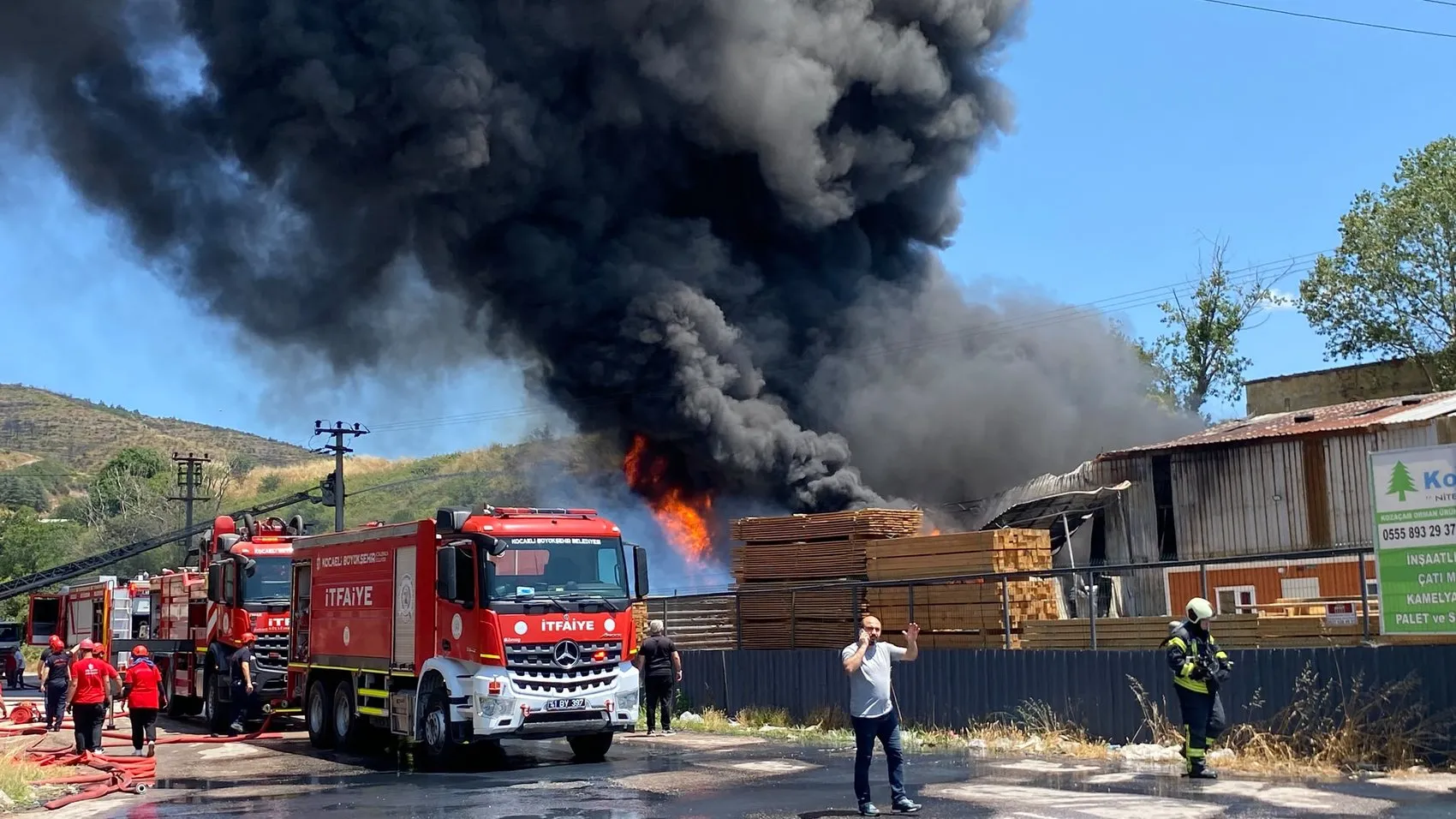 Kocaeli Körfez'de fabrika yangını kontrol altına alındı