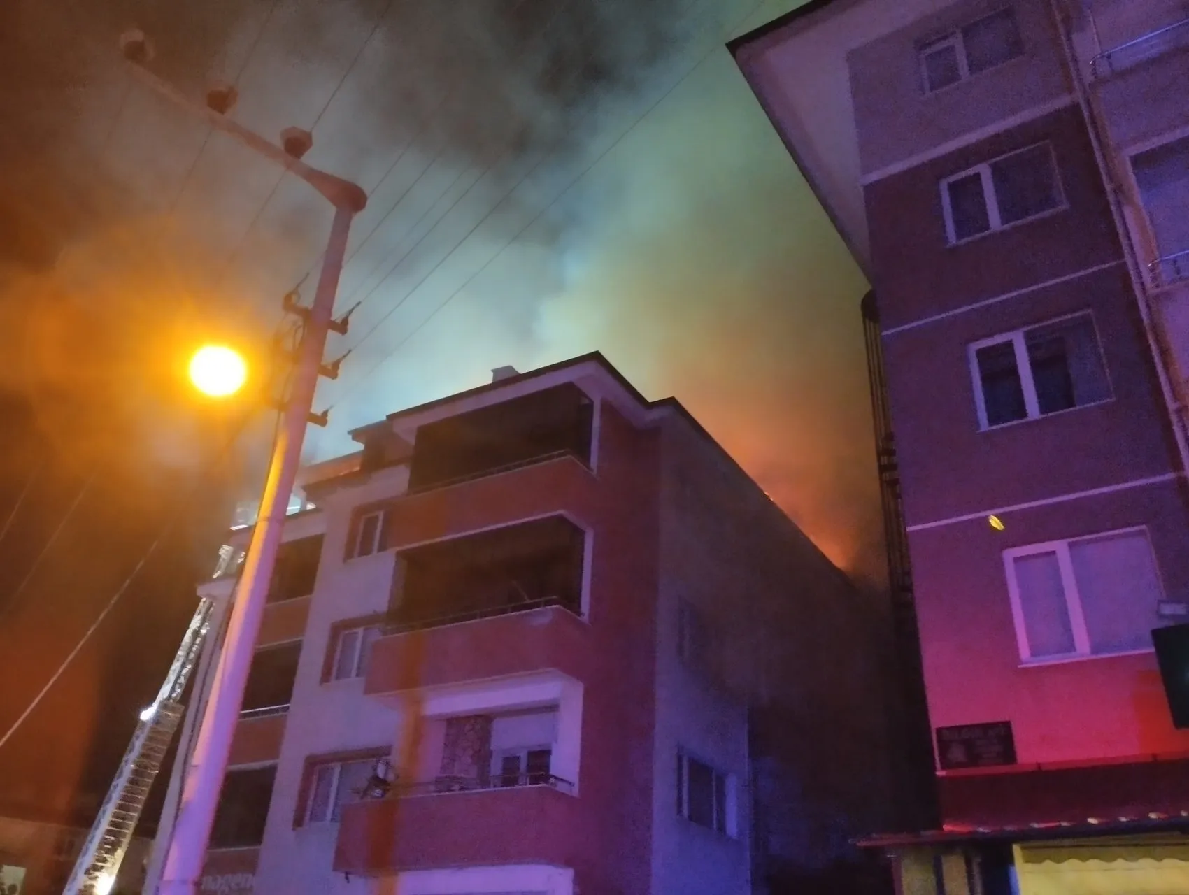 Bolu'da gece yarısı korkutan apartman yangını