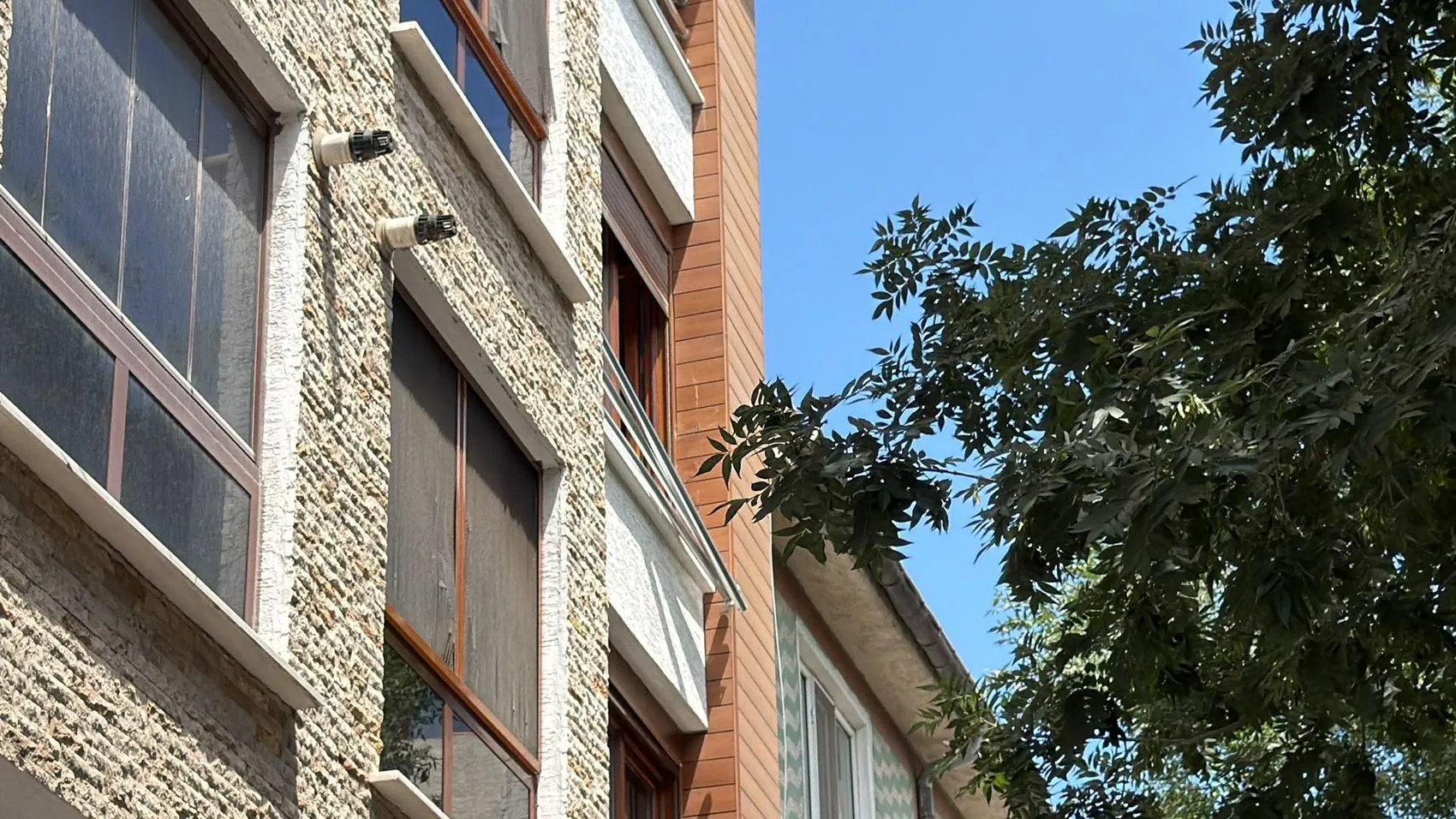 Eskişehir’de pencere faciası Yaslandığı korkuluk kopunca yere çakıldı