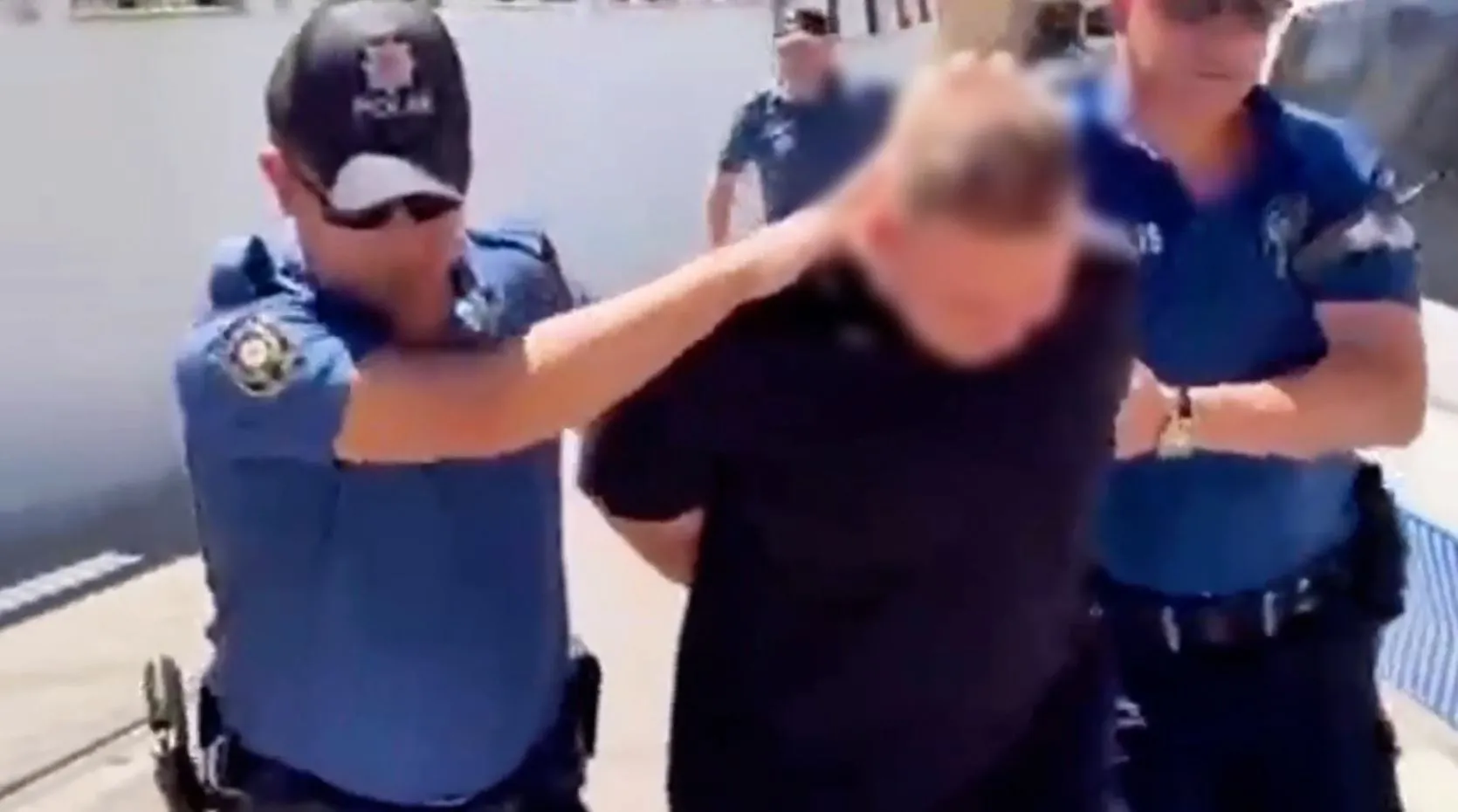 Tacizcilere müdahale eden adamı hastanelik ettiler