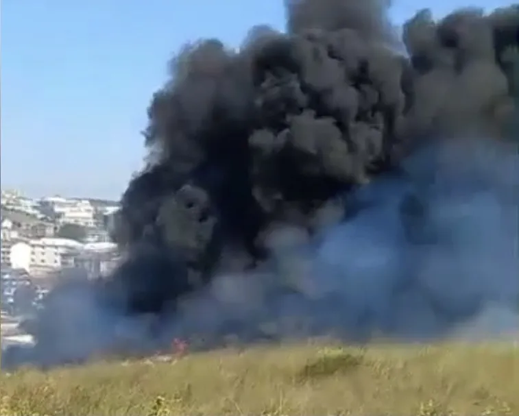 Arnavutköy'de evlerin dibinde korkutan yangın