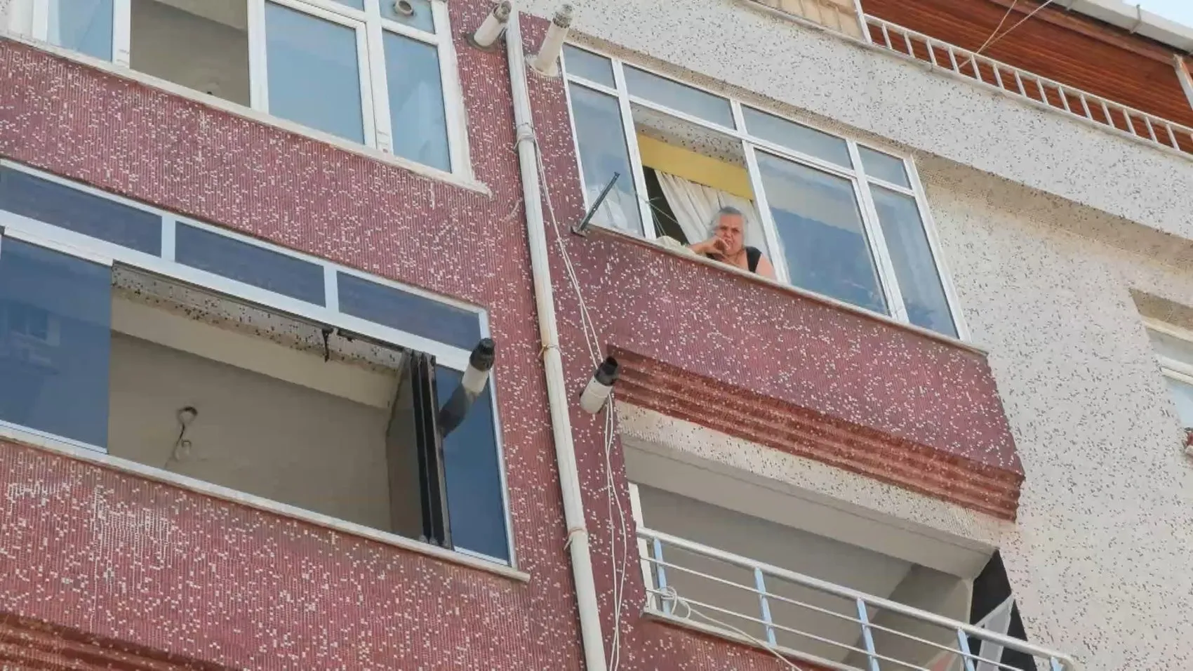 Güngören'de mühürlenen binaya girenler tehlikeye davetiye çıkarıyor