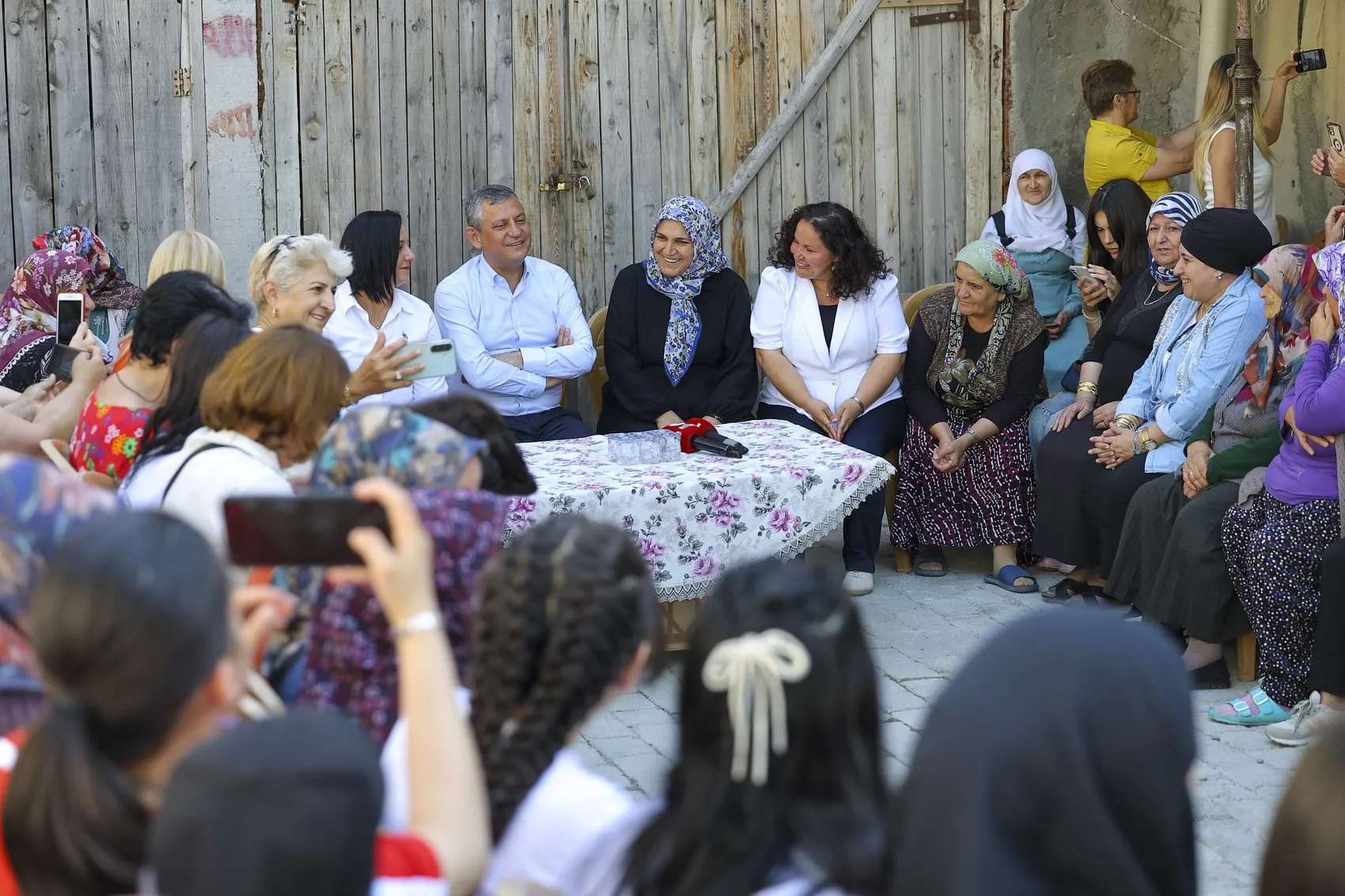 Özgür Özel'den seçim vaadi Ev hanımlarına sigorta ve maaş güvencesi