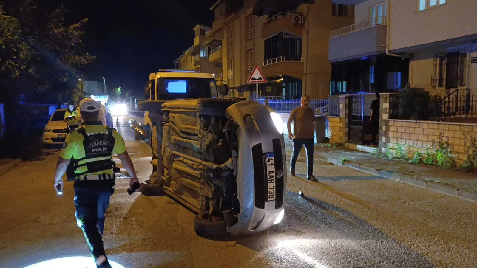 İnegöl'de kaza yaptıktan sonra aracını bırakıp kaçtı