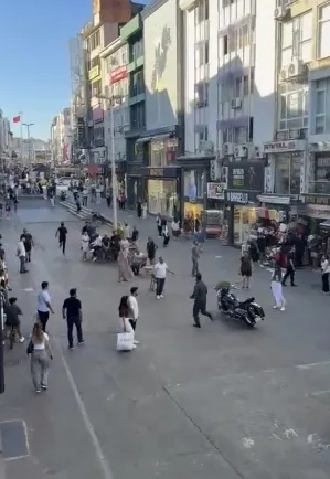 Bakırköy’de sokak ortasında bıçaklı kavga