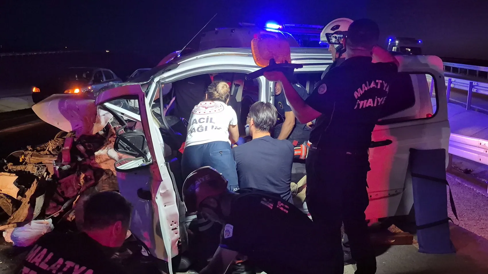 Malatya Yeşilyurt'ta iki araç çarpıştı 6 kişi hastanelik oldu