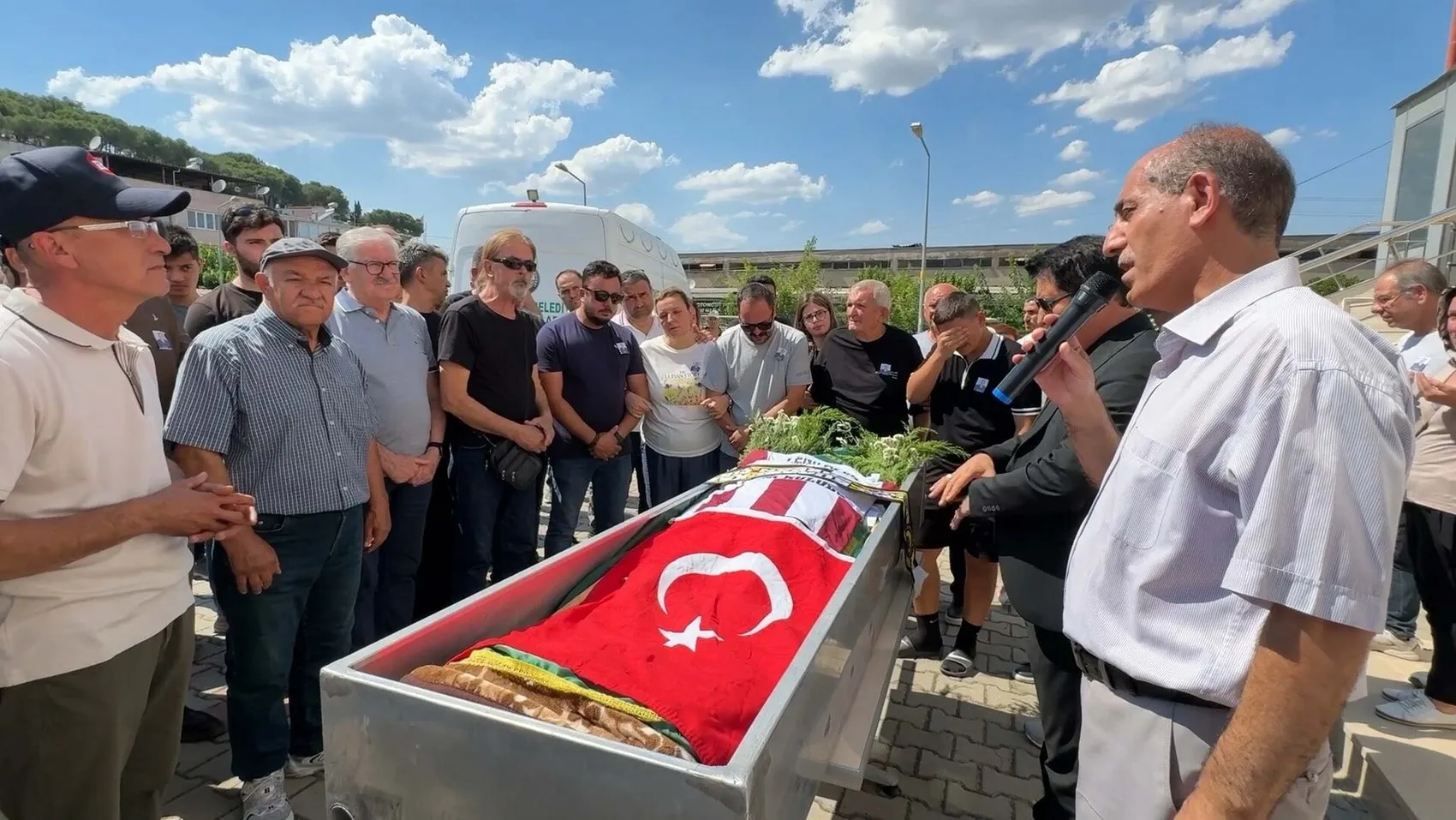 Kuşadası'ndaki fırtınalı günde hayatını kaybeden öğretmen toprağa verildi