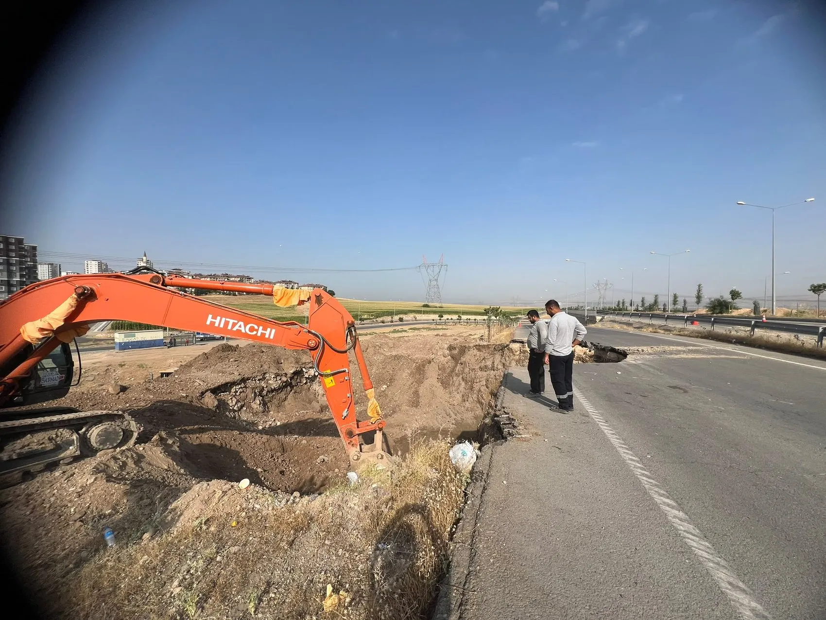 Batman'da dev su borusu patladı yol çöktü