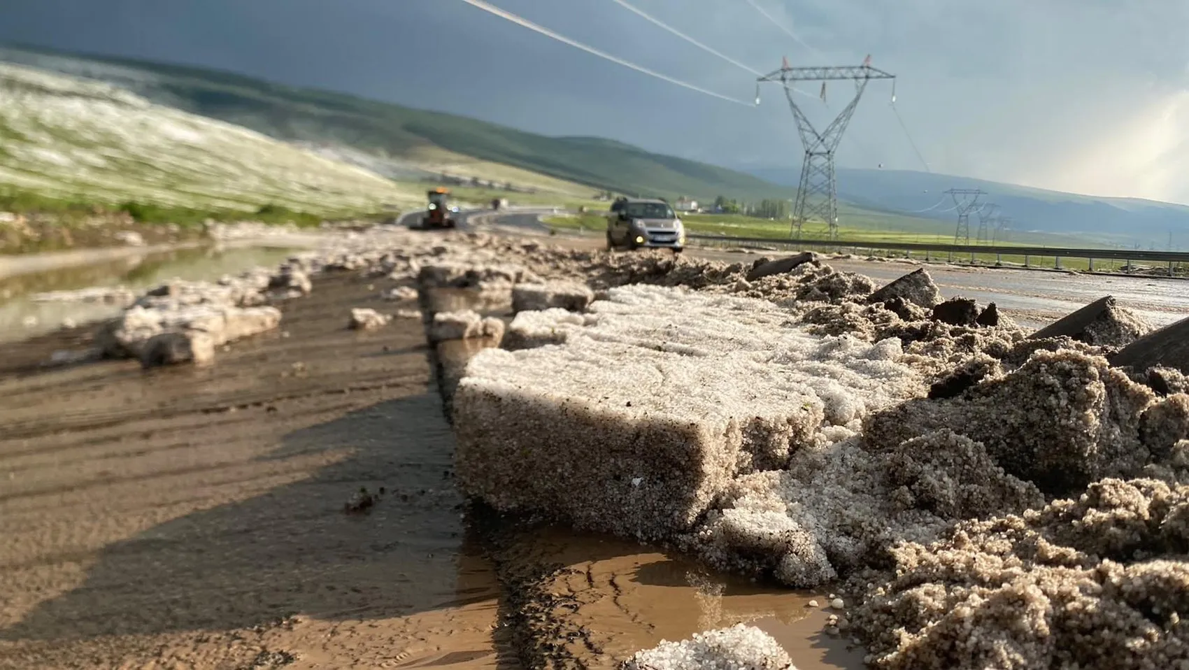 Ardahan’da dolu yağışı hayatı felç etti