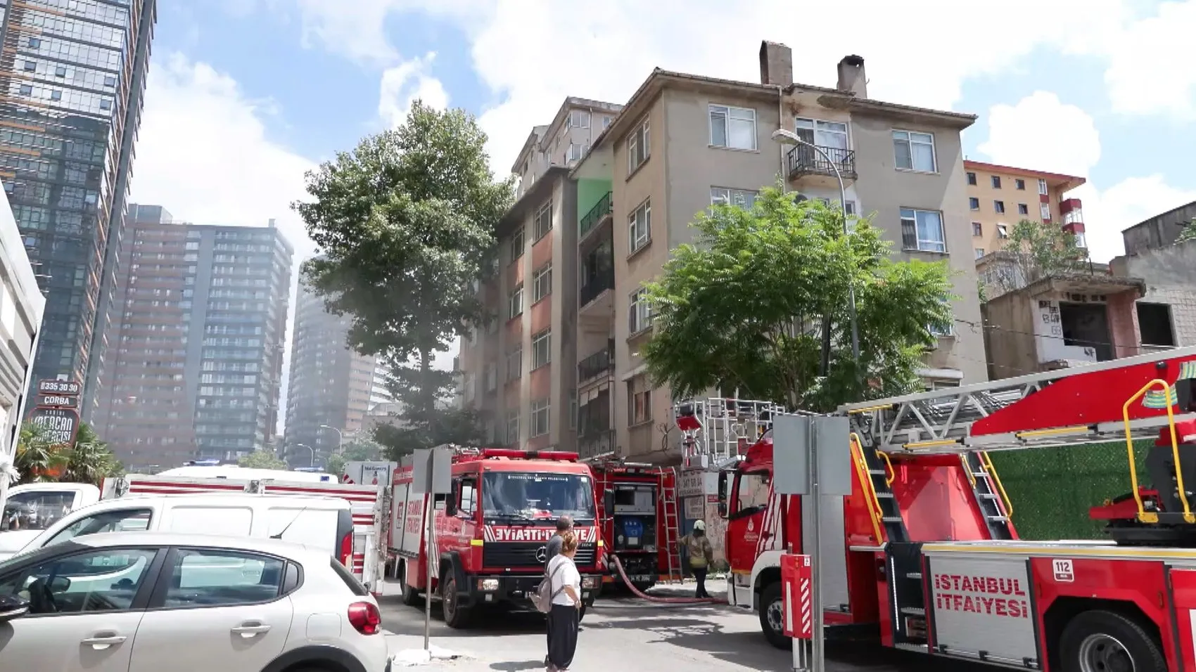 Kadıköy'de apartman yangını paniği