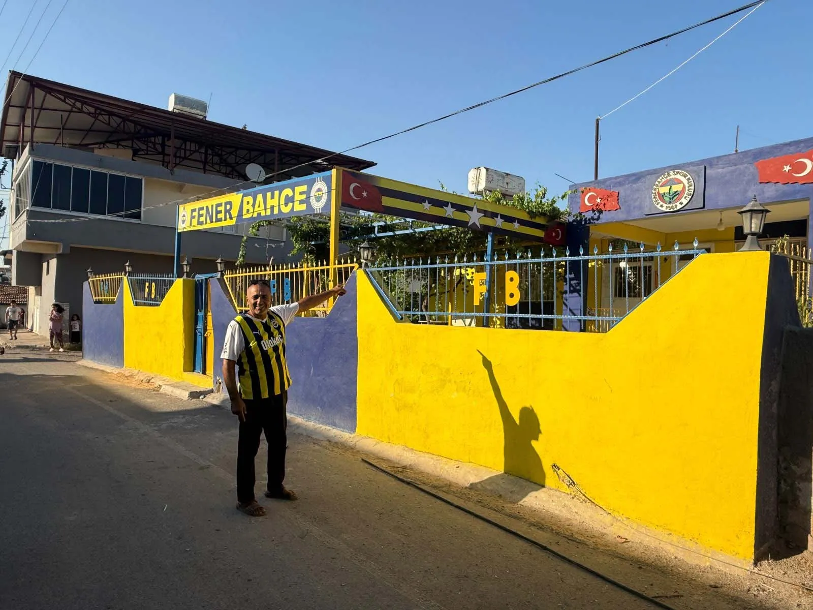 Hataylı depremzede evini Fenerbahçe renklerine boyadı