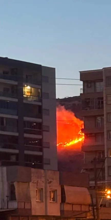 İzmir Çiğli'de akşam saatlerinde başlayan yangın paniğe yol açtı