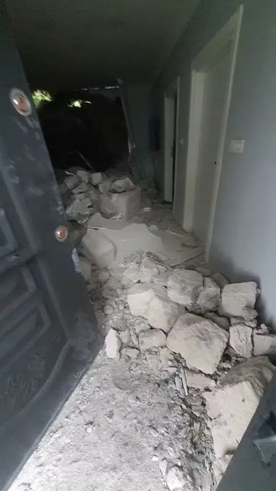 Giresun'da dev kaya parçası evin üzerine düştü