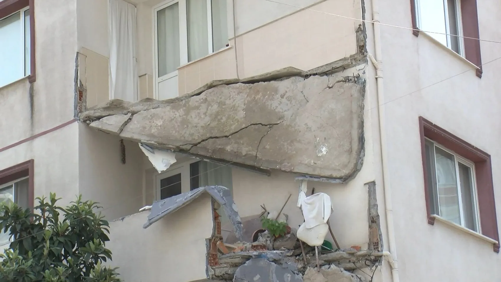 Küçükçekmece'de balkon faciası ucuz atlatıldı