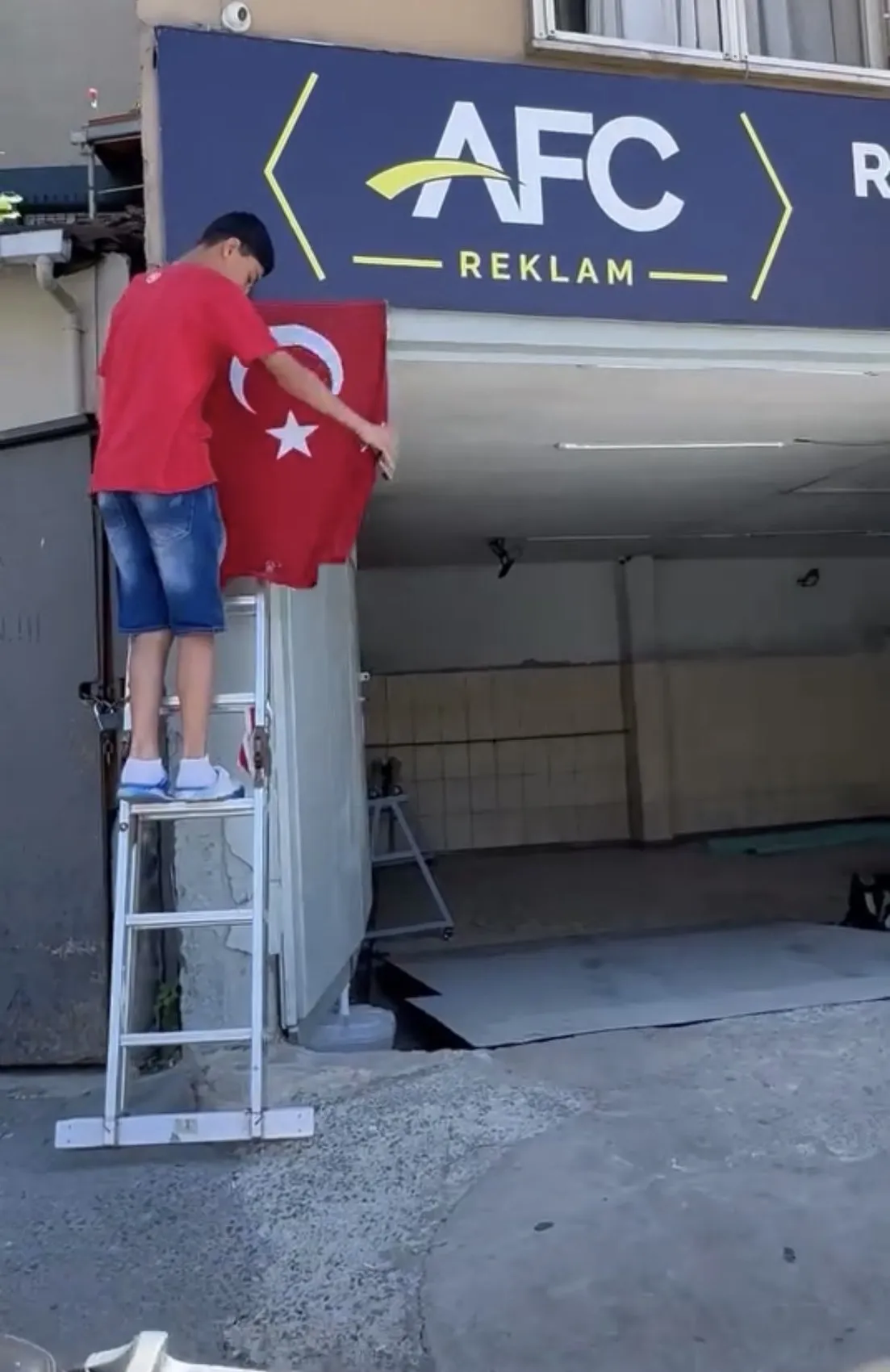 Kağıthane'de Türk bayrağını yere atan şüpheli gözaltına alındı