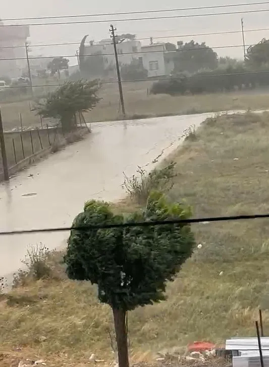 Kadirli'de akşam saatlerinde etkili olan fırtına hayatı felç etti