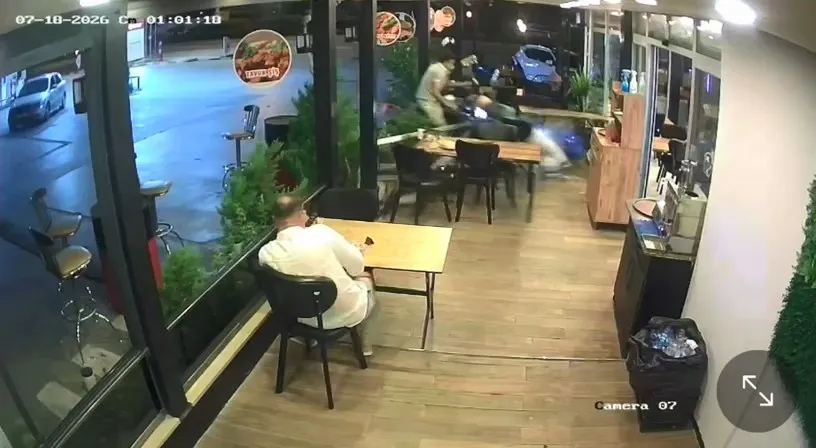 Karamürsel'de yemek yiyen müşterinin üzerine motosiklet girdi