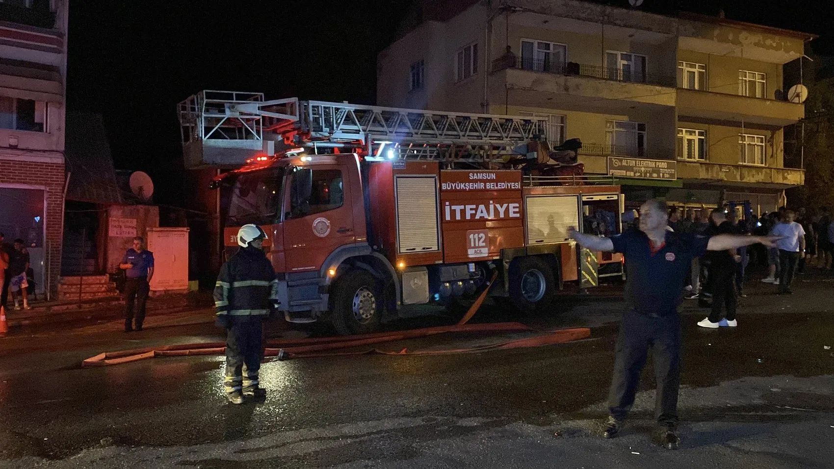 Tekkeköy’de boya deposunu alevler sardı