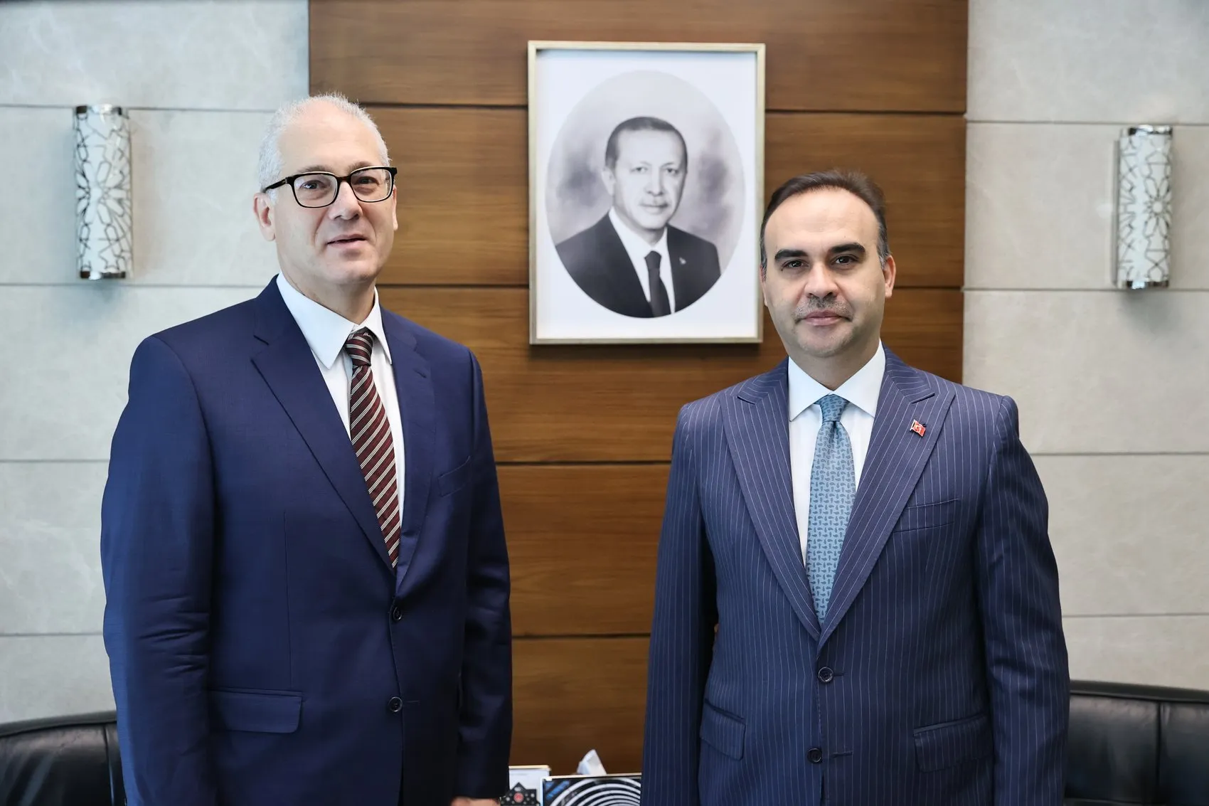 Bakan Kacır yedi ülkenin büyükelçisiyle masaya oturdu